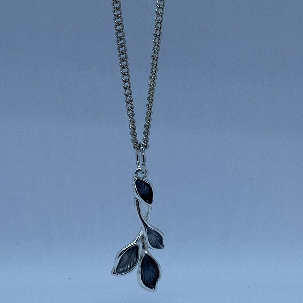 Silver Tone Chain with Leaf Penant